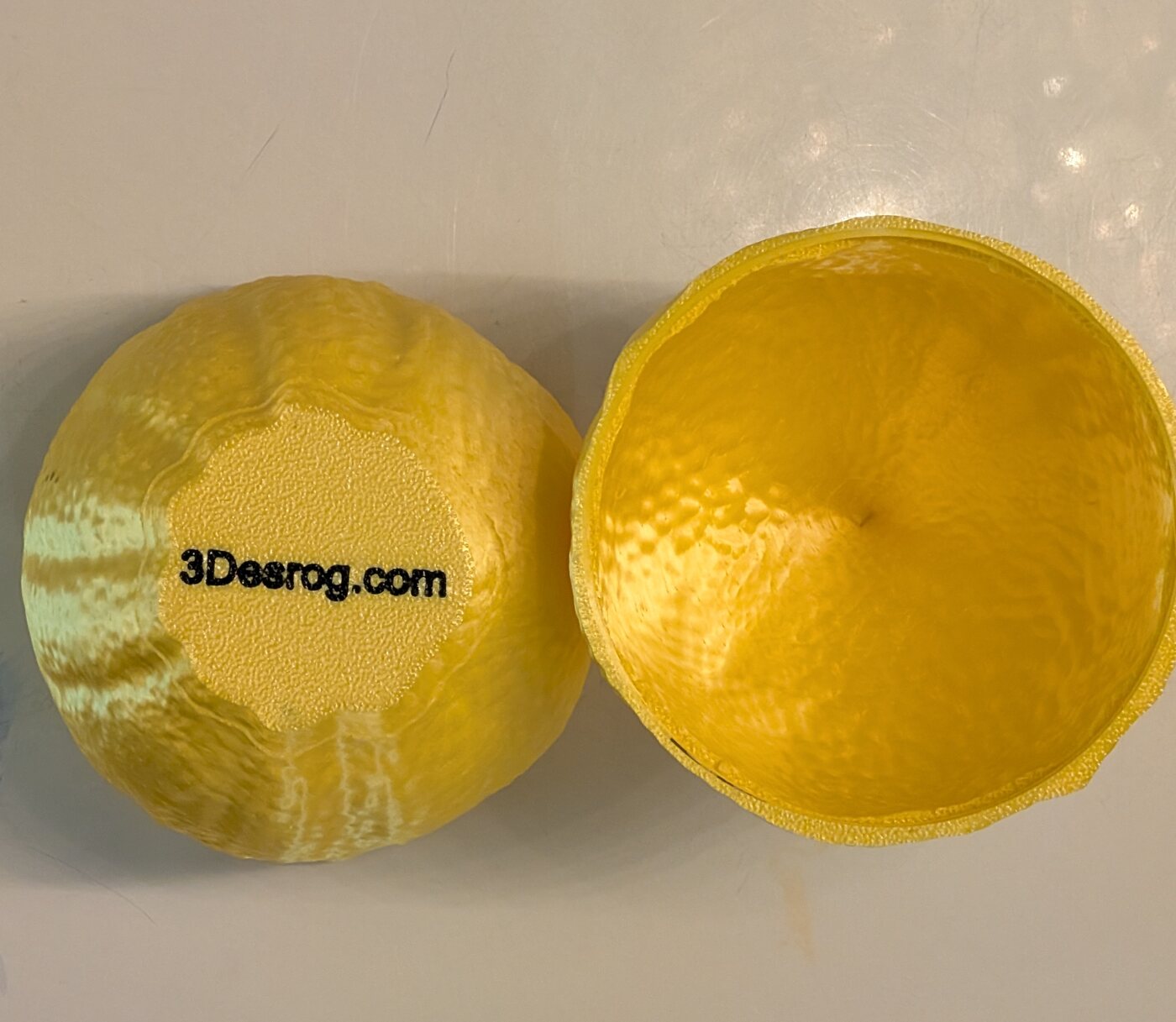 The underside of the case base, printed with the text '3Desrog.com', beside the open cap.